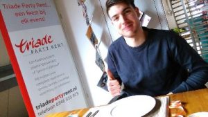 laat de Turkse hapjes maar komen, Baris is klaar voor de lunch Baris Sahan, Triade Party Rent, stagiaire, Turkse man