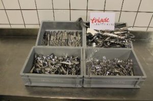 vier volle bakken met bestek voor Scouting Niftarlake bestek - Scouting Niftarlake - beursvloer Stichtse Vecht - circulaire economie