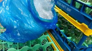 Triade Party Rent stapt over op folierecycling blauwe zak - folierecycling - Triade Party Rent - glaskorven - hulkenberg - mvo - leven zonder afval - foliezak - recycling