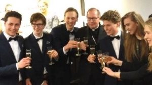 Kardinaal Eijk brengt 'n toost uit met het Happietaria Management Team kardinaal Eijk, Happietaria Utrecht, toost, Triade Party Rent, studenten, sponsoring