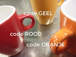 vrolijke koffiemokken in trendy kleuren vrolijke koffiemokken in trendy kleuren