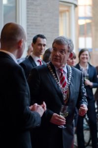 opening happietaria Utrecht door Jan van Zanen happietaria Utrecht, Jan van Zanen, burgemeester van Utrecht, toost