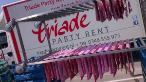bij Triade Party Rent droogt de was in de zomerzon triadepartyrent, wasdag, bedrijfswagen