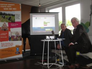 foto Ria van Vredendaal: Mark van der Horst en Wethouder Jaap Verkroost openen het digitale duurzaamheidshuis Mark van der Horst - Triade Party Rent - duurzaamheidshuis - Jaap Verkroost - wethouder Stichtse Vecht